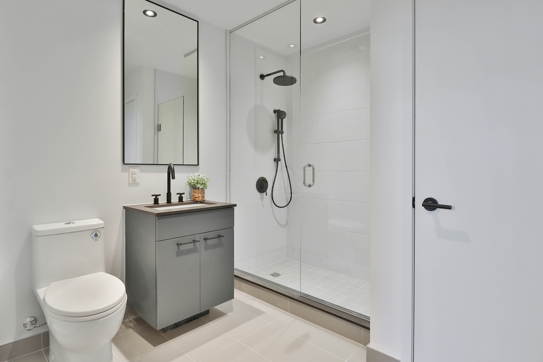 Saubere Glasdusche im Badezimmer