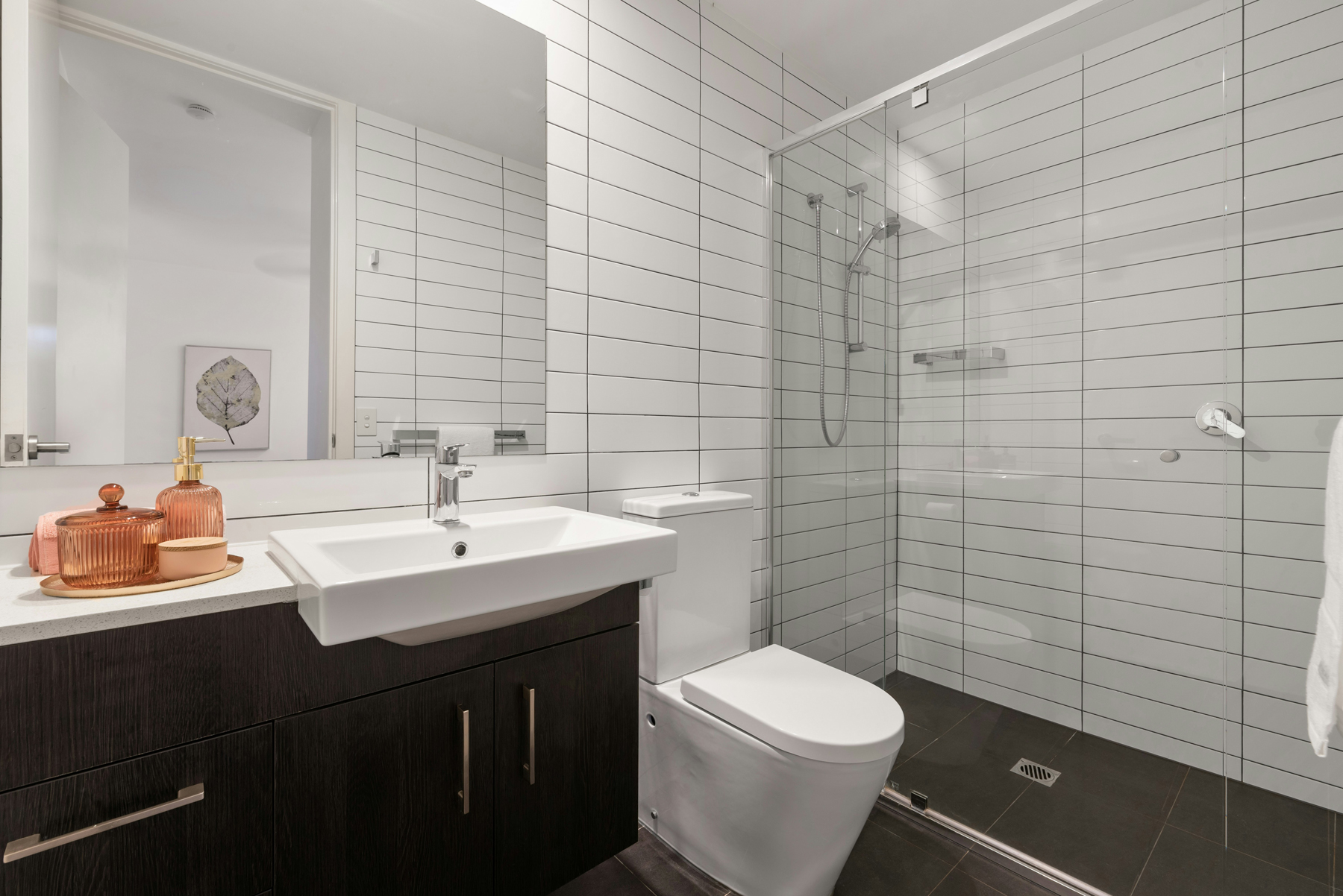 Glasscheibe der Dusche wird streifenfrei abgewischt