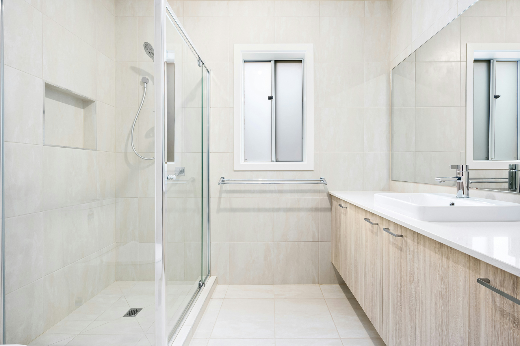 Dusche wird gründlich von Grund auf gereinigt