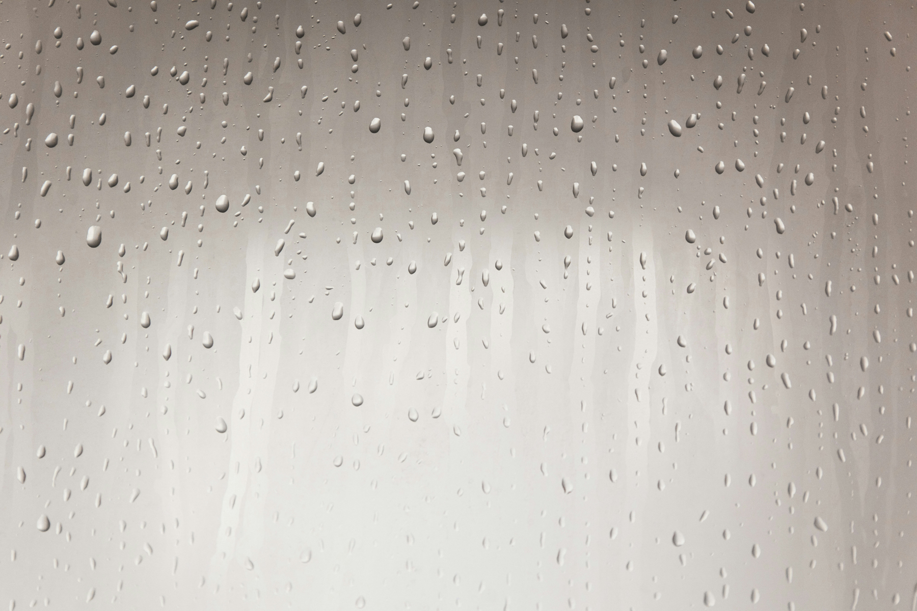 Wasserabperleffekt auf einer Glasoberfläche